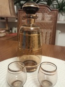 Elegancka karafka z kieliszkami – szkło zdobione, styl vintage