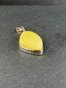 Srebrny wisiorek z bursztynem rzeźbionym 13,13 g