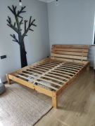 Drewniane łóżko ze stelażem 160x200