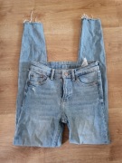 Jasnoniebieskie spodnie jeansowe marki Bershka rozmiar XXS 