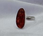 Srebrny pierścionek z bursztynem