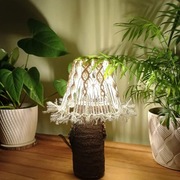 Ręcznie wykonana lampka nocna z pnia drzewa, z makramowym abażurem 