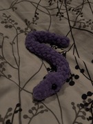 mały fioletowy wąż na szydełku pluszak maskotka amigurumi rękodzieło  