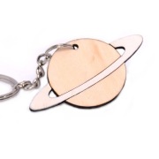 Brelok z drewna. Planeta. Saturn. Kosmos. Space