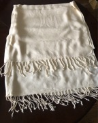 Duży , lekki szalik z frędzlami ecru