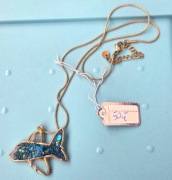 Samolot niebieski brokatowy naszyjnik – błyszcząca zawieszka lotnicza,