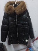 Kurtka damska z kapturem zapinana na zamek z dwiema kieszeniami 