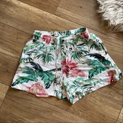 letnie szorty wakacje hawajskie spodenki bermudy H&M wiskoza kwiaty liście
