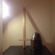 Hełm Rycerski plastikowy oraz miecz drewniany. 