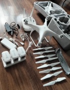 DJI Phantom 4 + 3 baterie (do sprawdzenia) + akcesoria, ładowarka, walizka
