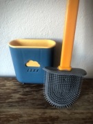 naścienna pomarańczowo-zielona silikonowa szczotka do wc z uchwytem