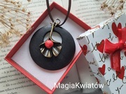 Wisiorek Vintage czarny z czerwienią 