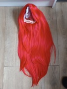 Czerwona długa peruka
