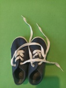 Trampki niebieskie z białą podeszwą rozmiar 25