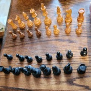 Antyczne szachy z pudełkiem z lat 30-tych XX w z podręcznikiem Mieses