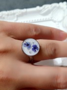 Pierścionek z kwiatuszkami w żywicy regulowany stal nierdzewna