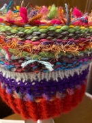 Czapki tkane na okrągłym  krośnie