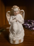 Stary przedwojenny porcelanowy Anioł aniołek ze złoceniami