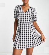 Monki – Czarno-biała luźna sukienka mini w kratkę 