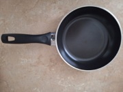 Patelnia 20cm z HotPoint-em   powierzchnia jak Nowa