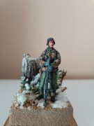 Gotowa pomalowana figurka żywiczna Niemiec SS 2WS w 1-35 na podstawce