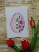 Kartka wielkanocna ręcznie malowana z pisanką z kwiatami