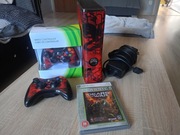 Xbox 360 slim z dwoma padami, zasilaczem i grą Gears of War.