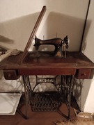 Stara maszyna do szycia marki Singer z podstawą