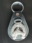 Brelok na klucze z głową konia i podkową z metalu skórzane czarne siodło