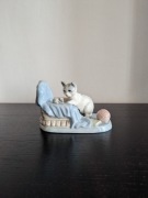 Figurka kotka z myszką na sofie