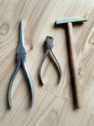 Mały młotek szczypce zestaw sygnatura 