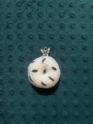 Breloczek robiony na szydełku-pączek oreo