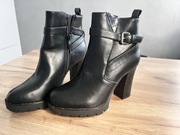 Czarne skórzane botki z klamrą na wysokim obcasie rozmiar 38