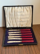 Zestaw 6 nożyków do masła EPNS.W z czerwonymi rączkami – vintage w etui