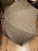 Vintege bawełniany gruby parasol w brązową kratę z drewnianą laską, uchwyte
