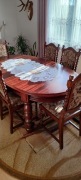 Solidny stół rozkładany z krzesłami 