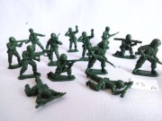 Żołnierzyki figurki 13 szt.  PRL retro zabawki vintage 