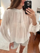 Bluzka  z bufiastym rękawem, ozdobne plisy, ażurowe detale Mango