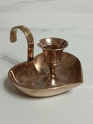 Mosiężny świecznik ręczny w kształcie serca.