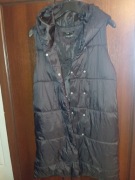 Czarna pikowana kamizelka damska z kapturem – długa