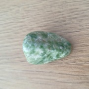 Jadeit naturalny polerowany kamień  amulet na szczęście 22 g