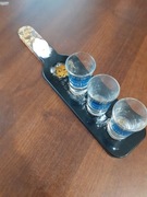 Deska do kieliszków do podawania shotów. Prezent na 18-tkę.  