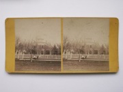 175 Fotografia stereoskopowa - dom drewniany, parkan, dzieci, wózek