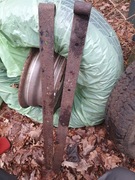 Stare zawiasy okucia drzwi, bram i ogrodzenia kute grube żeliwne metalowe