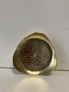 swiecznik metalowy trojkącik, wywinięte różki, prl ddr, zloty kolor