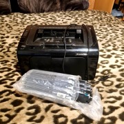 HP LaserJet Pro P1102w, pełen zestaw + toner gratis. Przebieg 5000 stron