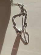 Naszyjnik z posrebrzana kulka