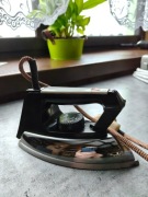 żelazko elektryczne Predom Dezamet, produkowane w czasach PRL. 