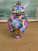 Porcelanowa amfora z pokrywką – ręcznie malowana, kwiatowa, złocona