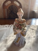 Figurka z porcelany dama z kwiatami antyk